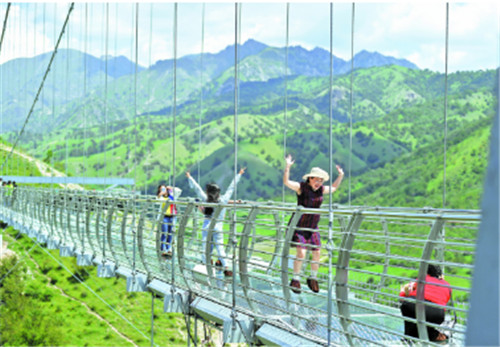 新疆**玻璃栈桥成为旅游热点
