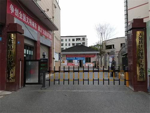 遂宁大英县车牌识别栅栏道闸广告门门禁系统安装