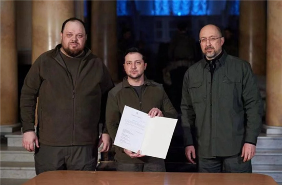 澤連斯基簽署烏克蘭申請加入歐盟文件