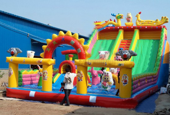 陕西兴迈厂家游乐场设备这么多？儿童充气城堡是怎么组成的？