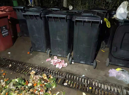 “马大哈”错扔9000元现金，保洁员翻7桶垃圾终寻回