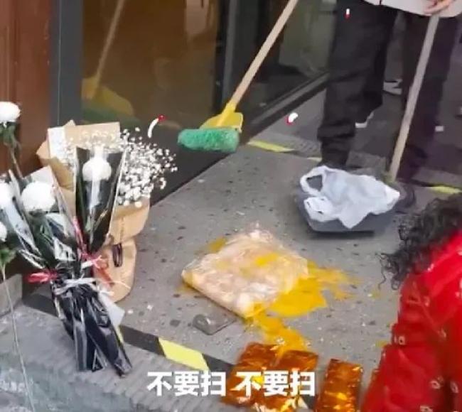 重庆涉事星巴克被扔鸡蛋送白花，保洁欲清理被劝阻：不要扫不要扫