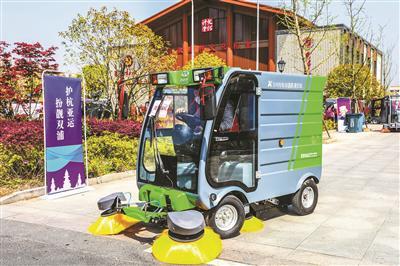 西湖双浦：“全能”机扫车上路保洁