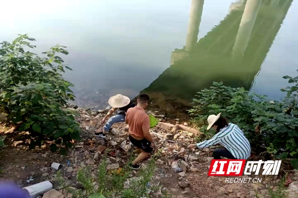 新宁县回龙寺镇井坡岭社区扎实开岸线清扫保洁