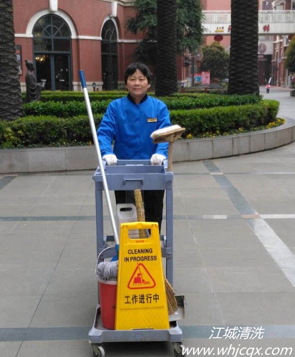 武汉日常保洁中吸水机的操作注意事项