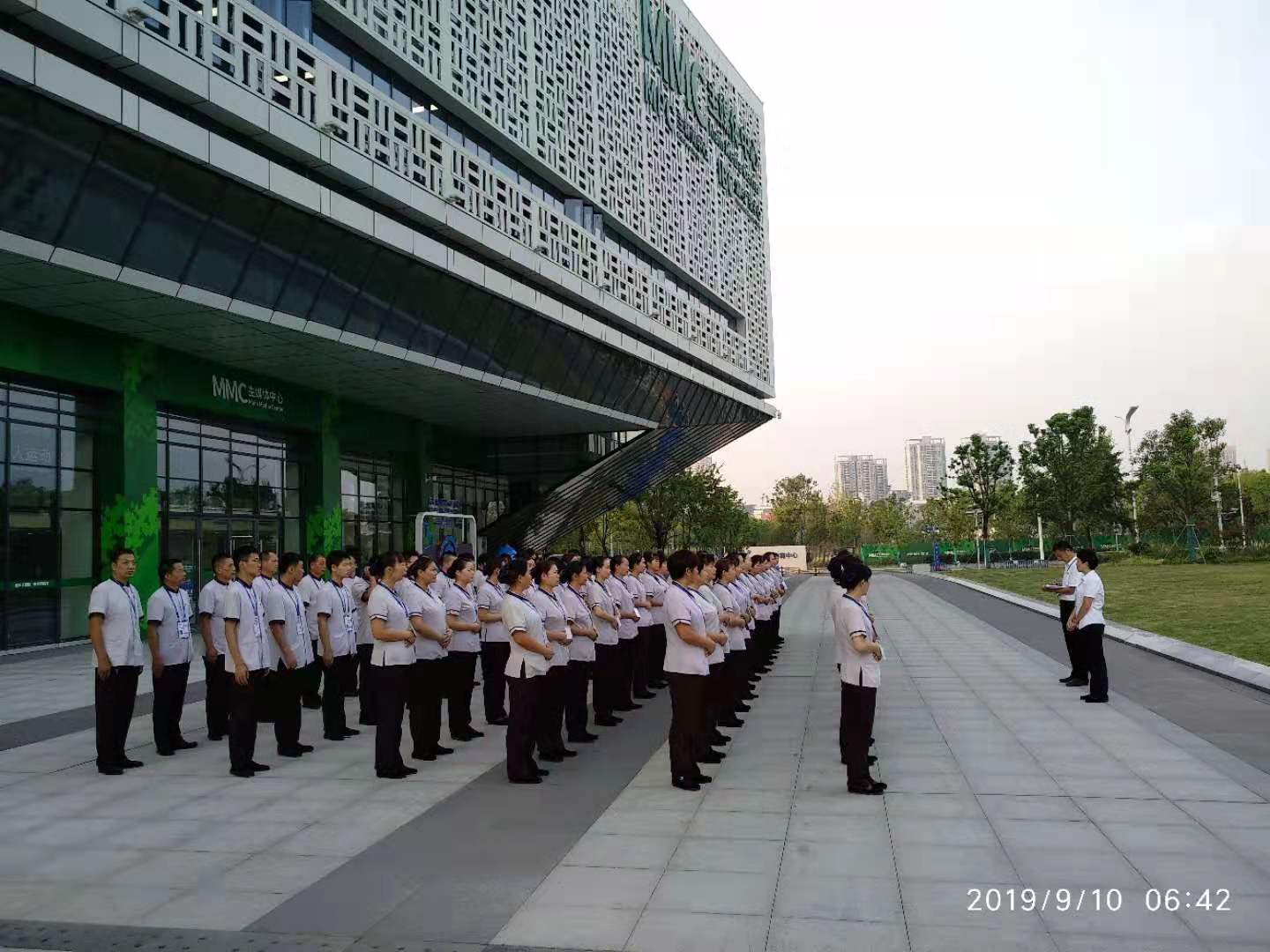 記武漢軍運(yùn)會媒體中心保潔團(tuán)隊(duì)——武漢江城清洗