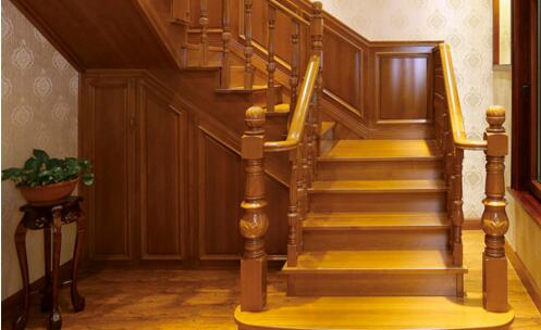 成都青云居家告诉你定制楼梯哪种好。