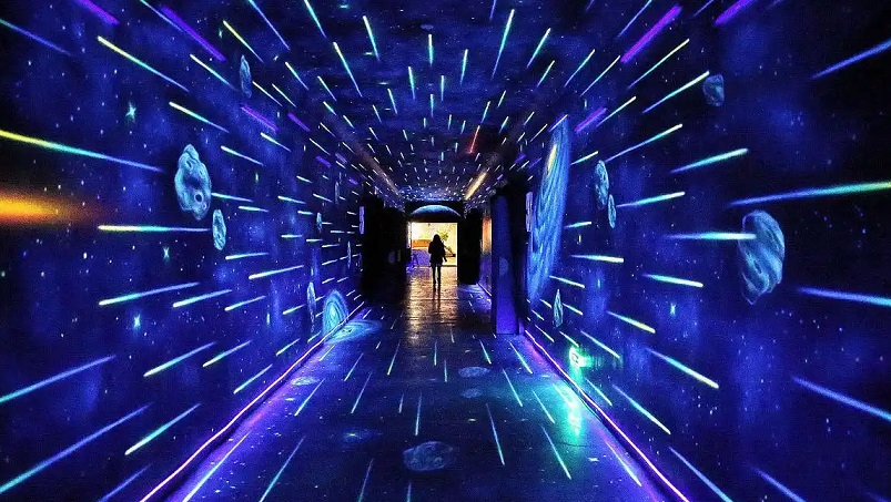 全息光影塑造科幻隧道