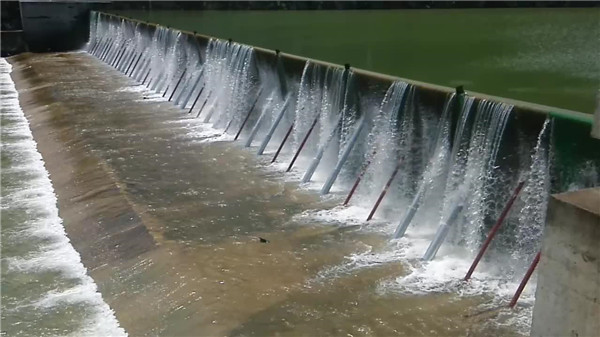 昌通水工機械講解翻板壩和傳統的擋水型閘壩相比都有哪些優點