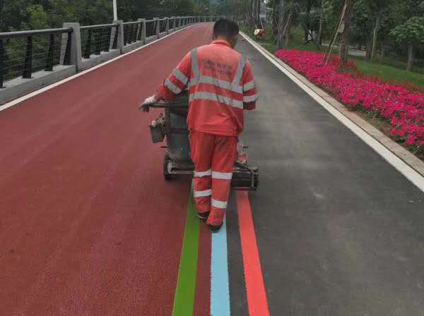 道路標(biāo)線涂料廠家對(duì)于刮涂式熱熔型道路標(biāo)線施工工藝原理淺析