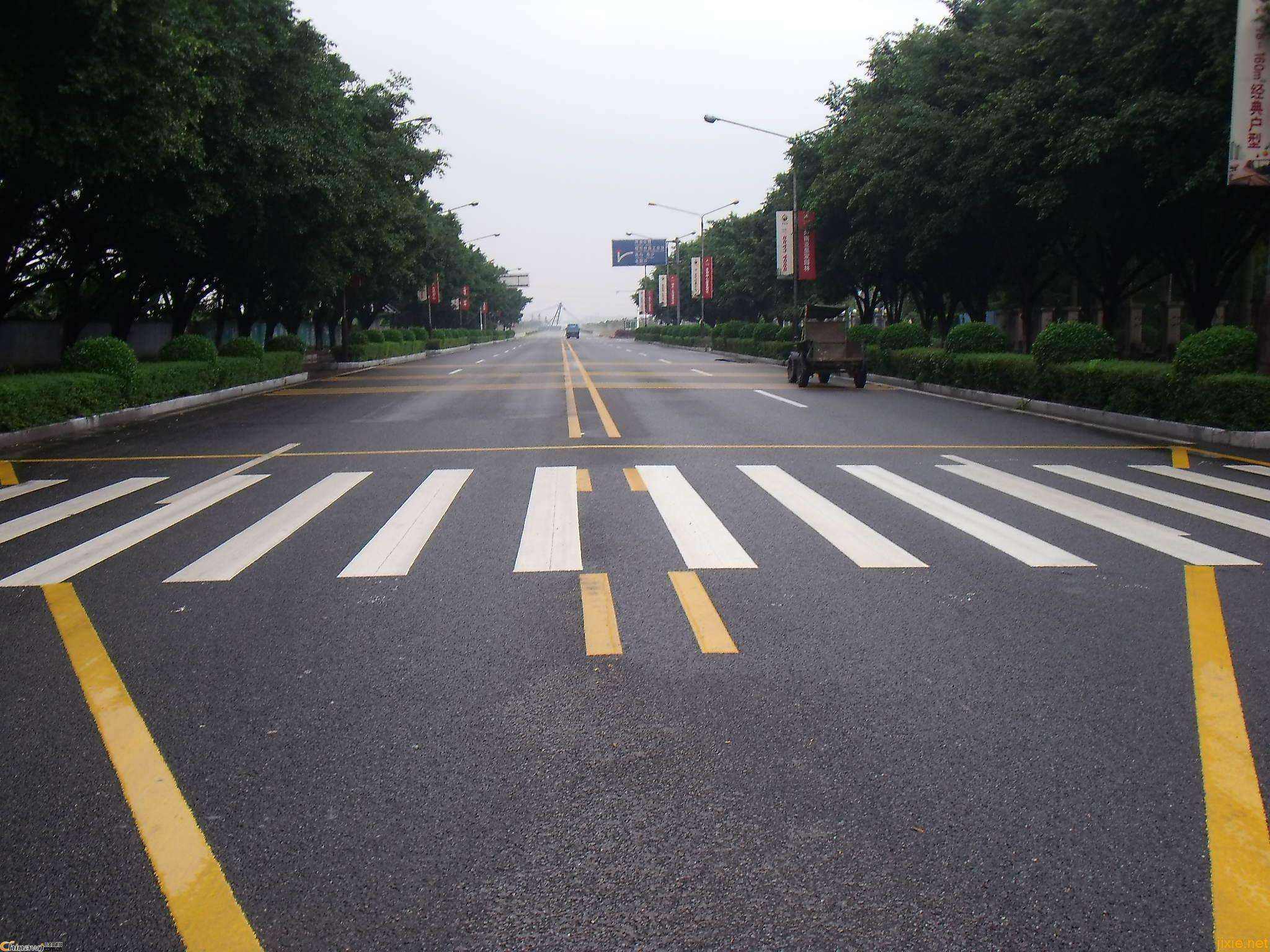 不同的道路標線施工如何選擇合適的道路標線機？