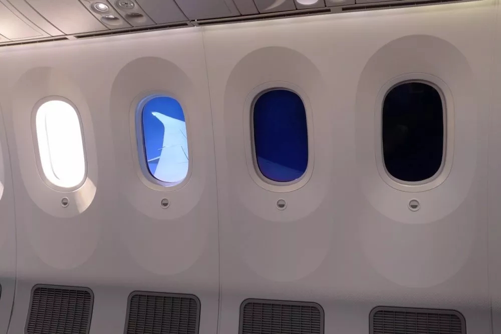 飞机上的窗户为什么都那么小?