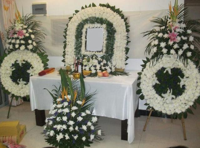 殡仪馆灵堂鲜花布置图图片
