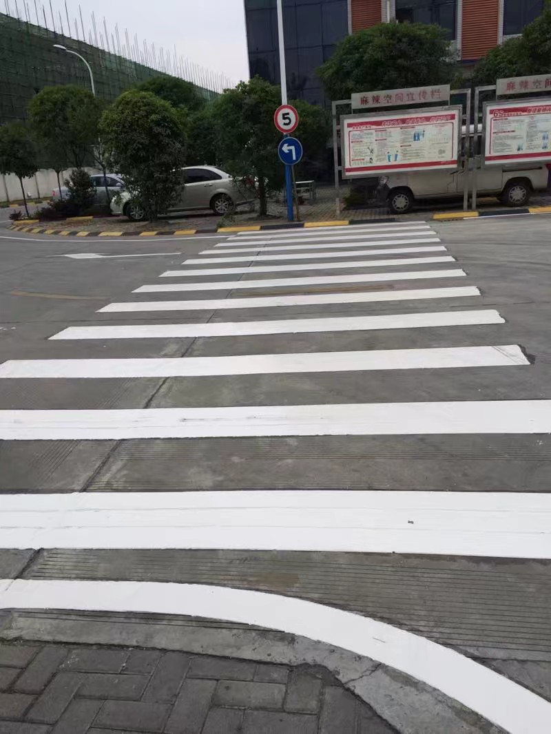 人行横道的标线方式有两种:条纹式(或称斑马纹式)人行横道线和平行式